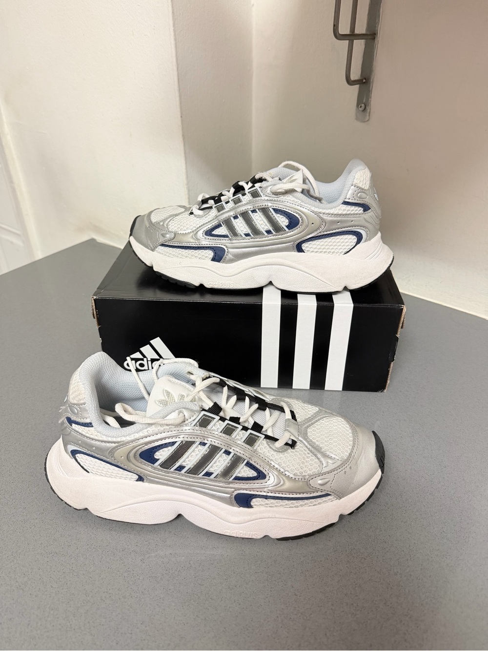 Adidas Originals Ozmillen Silver & Blue Running retro Sneakers size 9